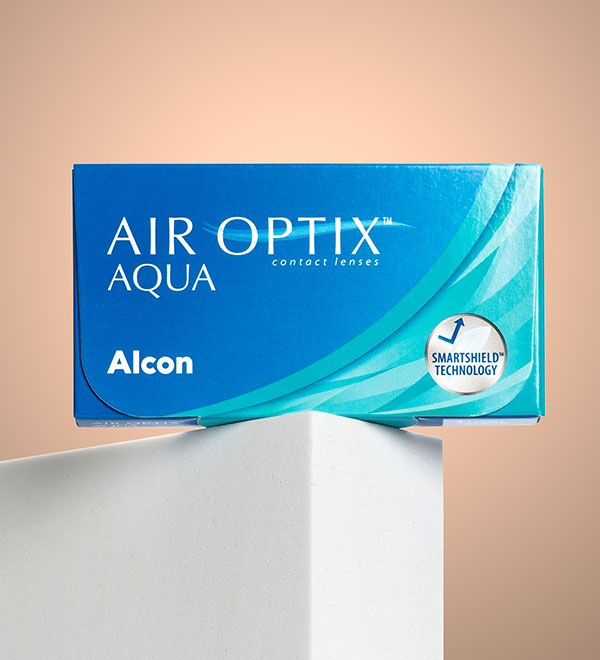 Een doosje Air Optix Aqua met een gele achtergrond