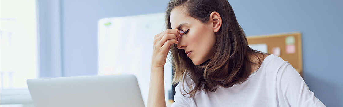 Donna davanti al computer con sintomi da stress visivo