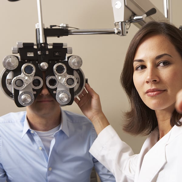 Ophtalmologiste effectuant un test de la vue
