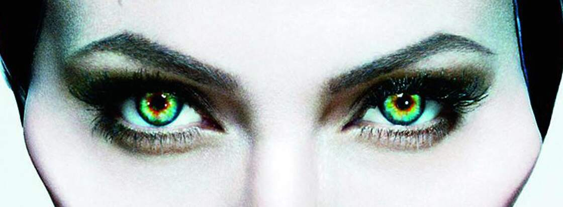 Close-up van twee ogen met groene kleurlenzen