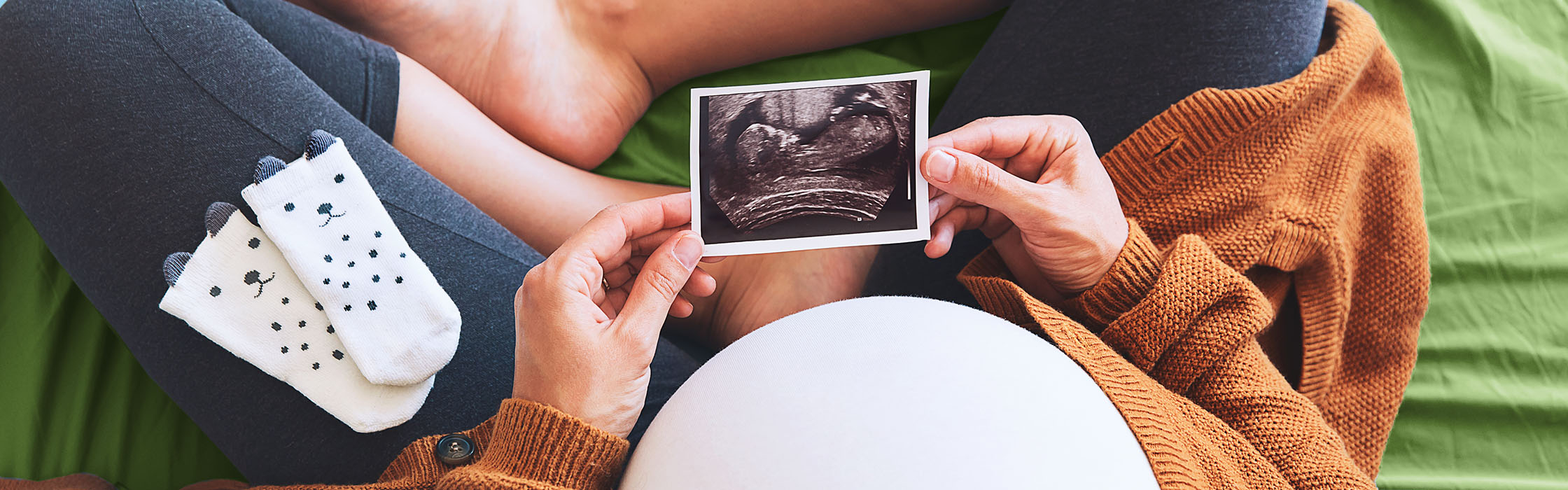 Une femme enceinte regarde une image ultrason de son bébé