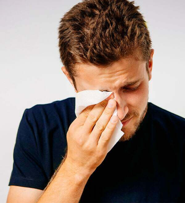 Een man droogt zijn tranen met een zakdoek