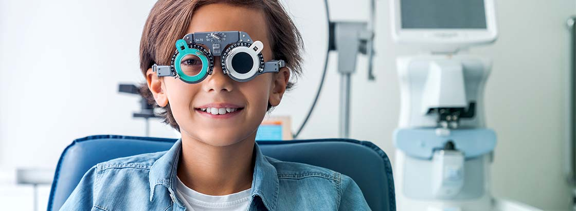 Een jongen krijgt een oogtest bij de opticien.