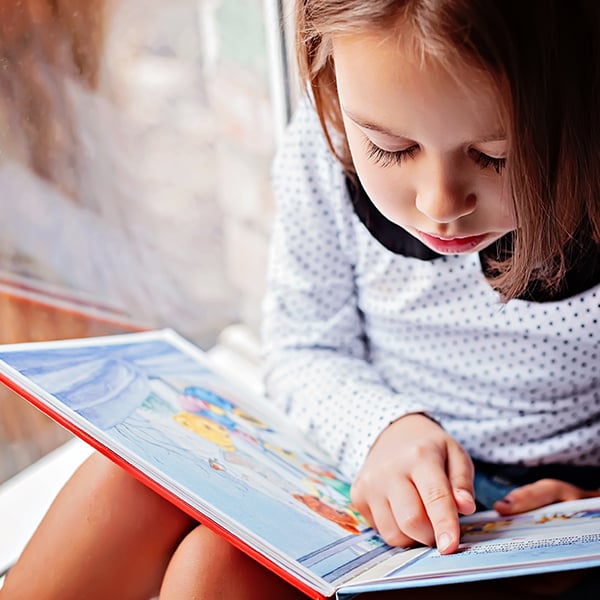 Een meisje leest een boek