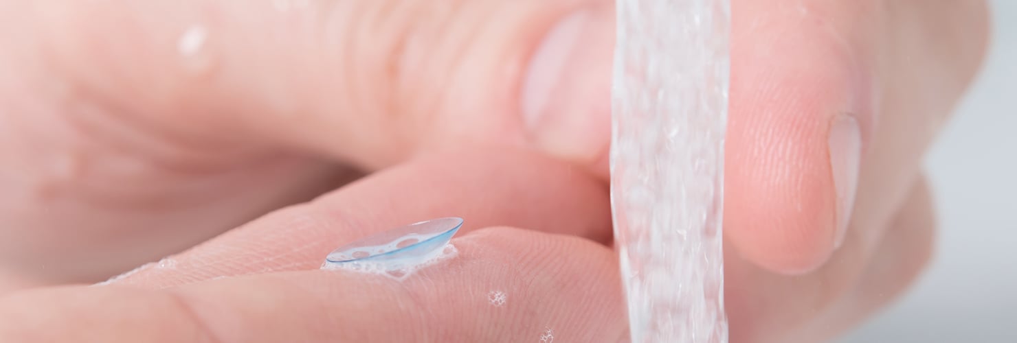 Mutuo Reverberación segundo Lentillas sin líquido: ¿Es seguro limpiar y guardar las lentillas en agua?  | Vision Direct