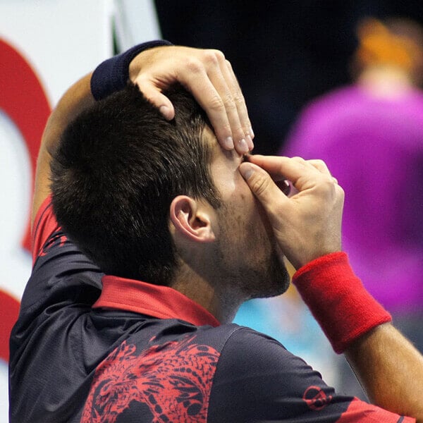 Novak Djokovic haalt zijn contactlenzen uit