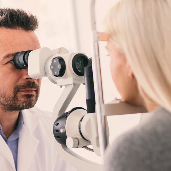 Vrouw krijgt een oogtest bij de opticien