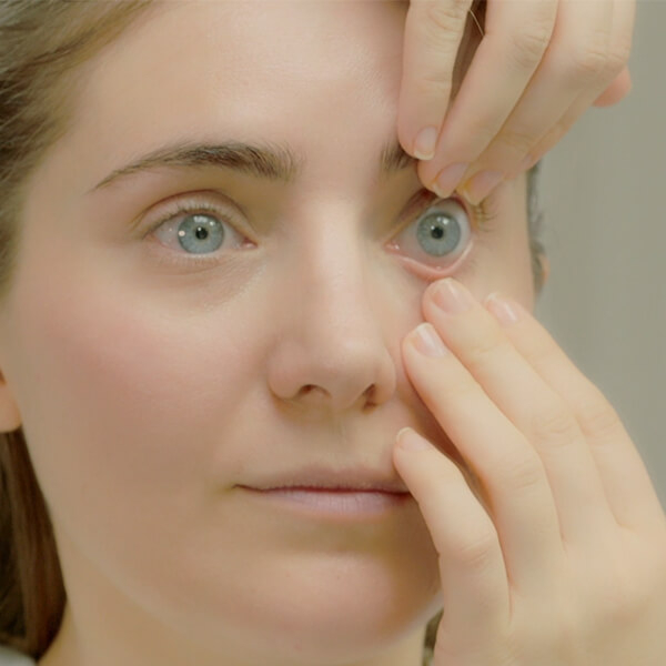 How to remove contact lenses | Vision Direct UK