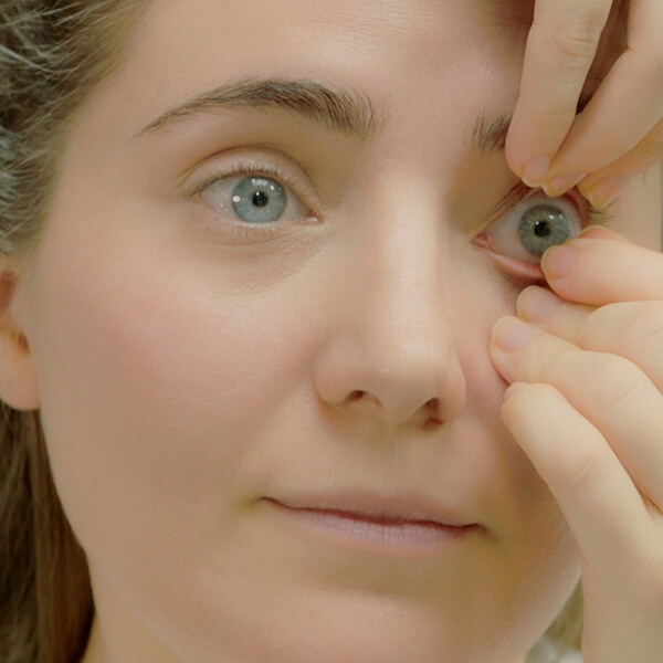 Susteen waarde chef How to remove contact lenses | Vision Direct UK