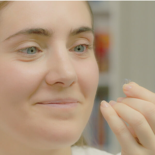 How to remove contact lenses | Vision Direct UK