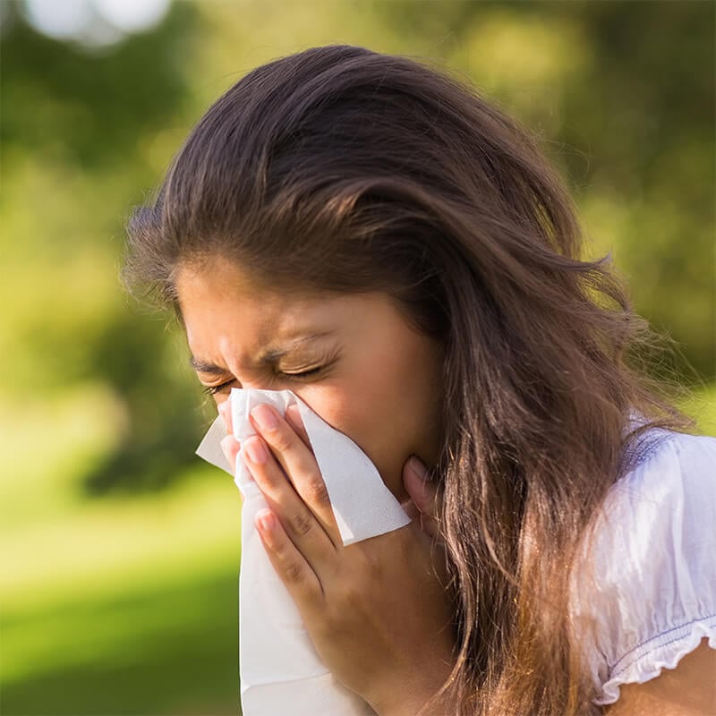 Mujer con alergia estacional